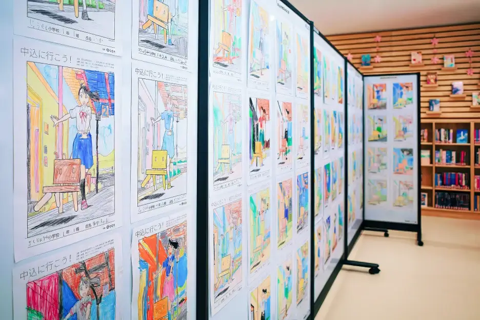 野沢北高校との地域連携企画『すずめの戸締まり』塗り絵展示の様子