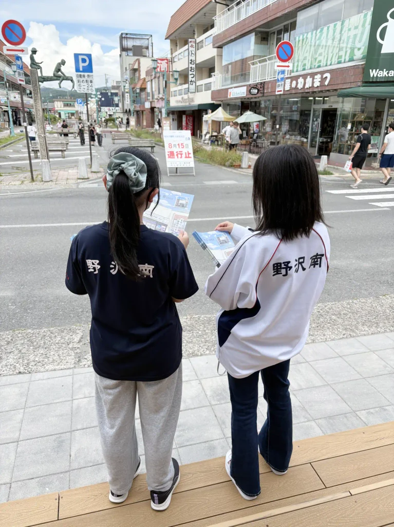野沢南高等学校の生徒の皆さんがチラシ配りをする様子